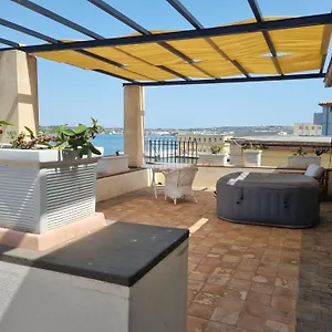 Sul Molo Tra Siracusa E Catania Augusta